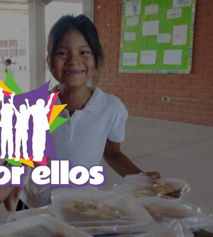 Niñas y niños desayunando en una escuela de Hermosillo