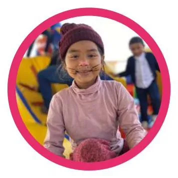 Niñas y niños sonriendo en una actividad